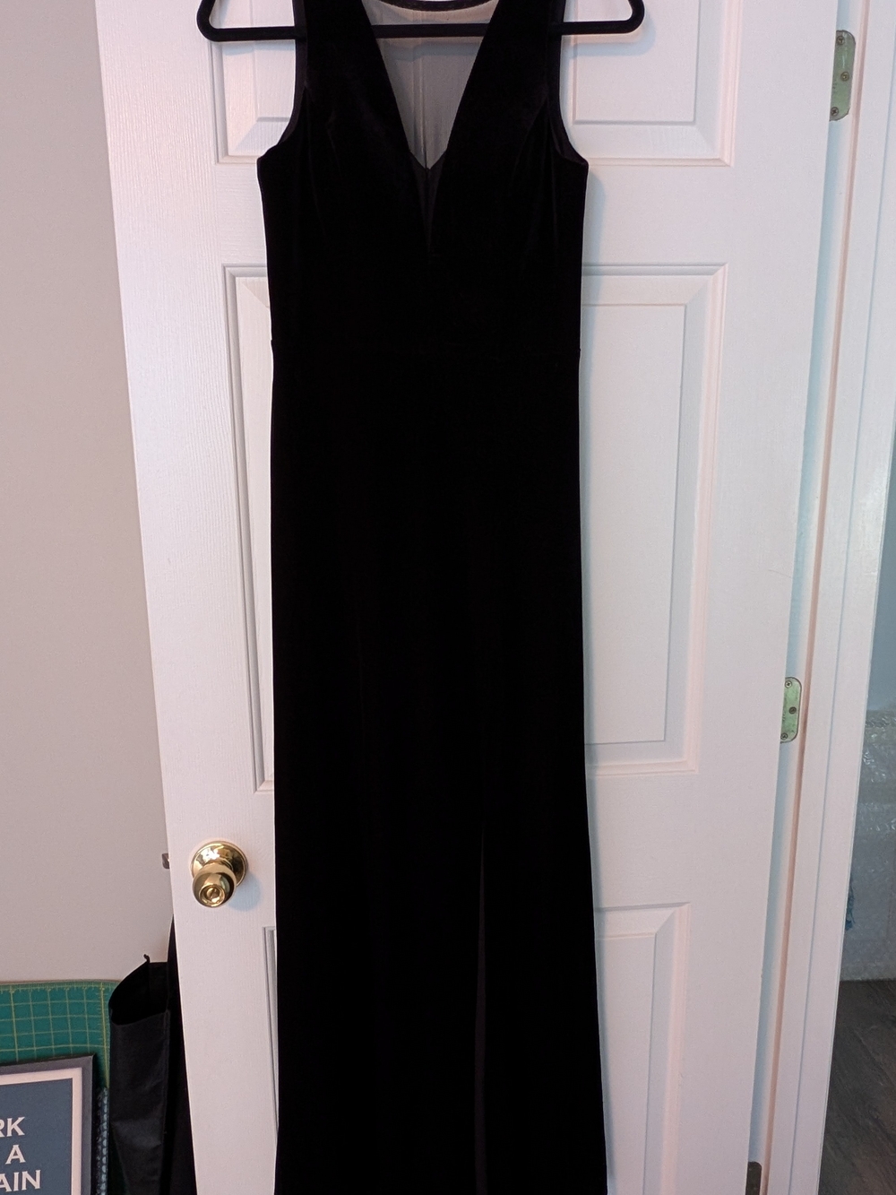 Elegant Black Velvet V-Neck Evening Dress